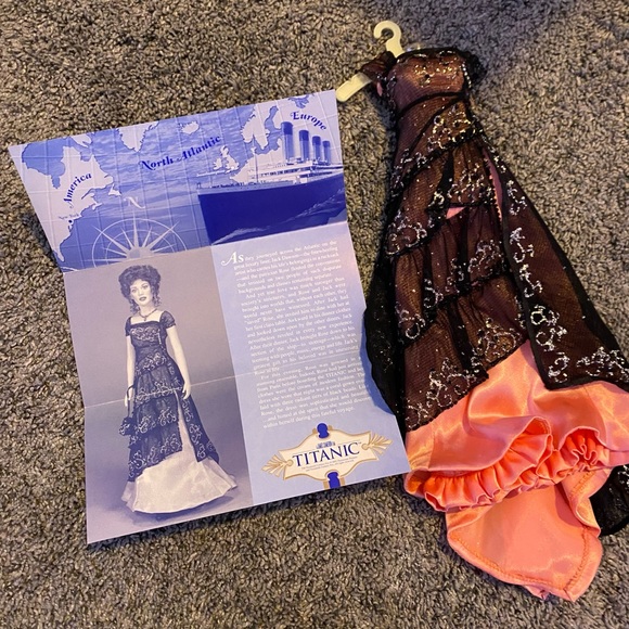 Franklin Mint Titanic Rose collection with trunk and full wardrobe - Picture 7 of 17